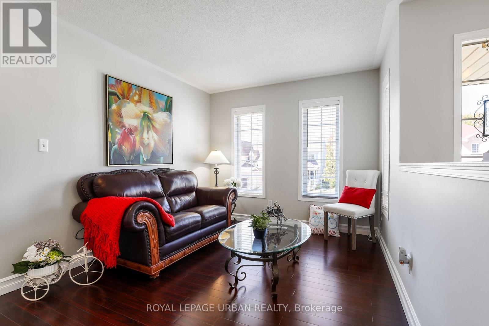 1081 Keswick Court, Oshawa, ON - Indoor Photo Showing Living Room