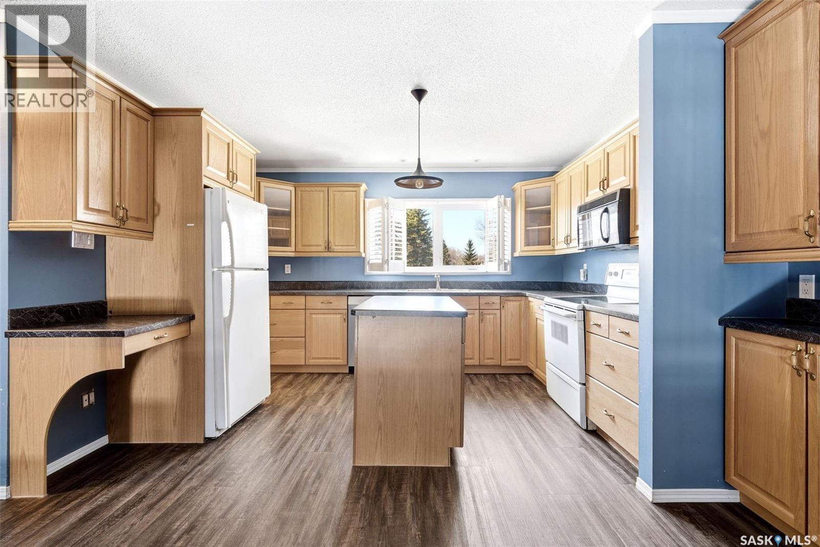 104 Lockwood Road, Regina, SK - Indoor Photo Showing Kitchen