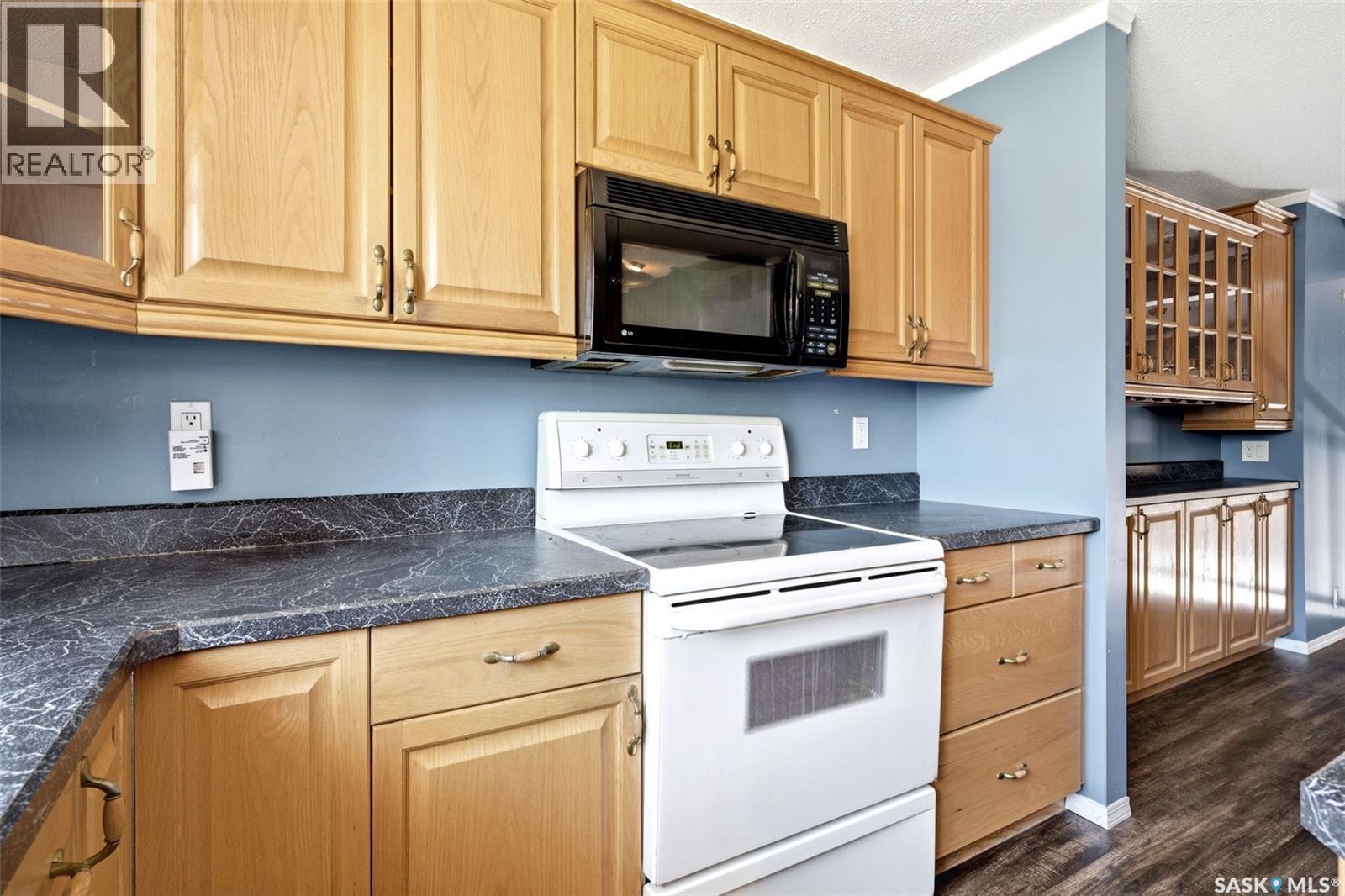 104 Lockwood Road, Regina, SK - Indoor Photo Showing Kitchen