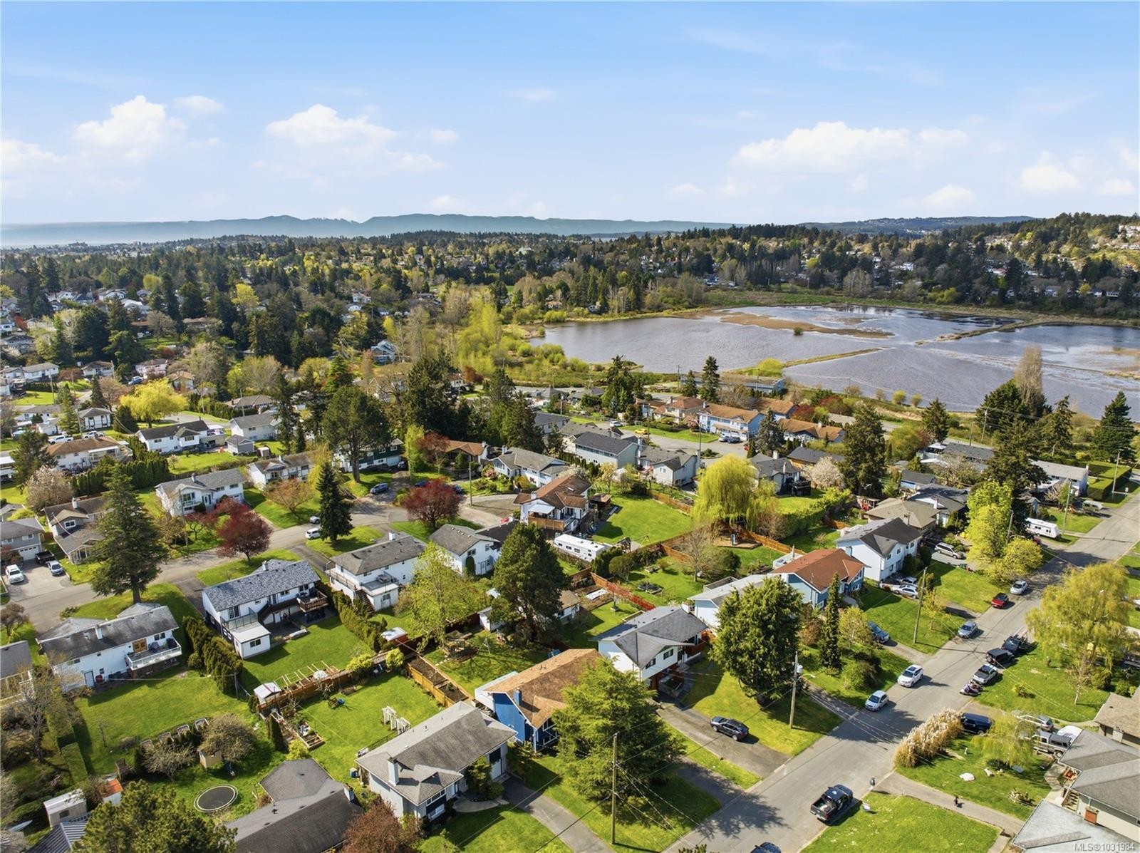 541 Warren Ave, Saanich, BC