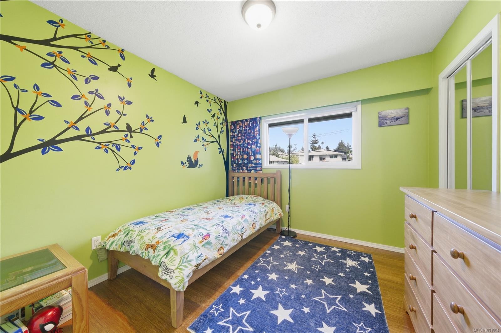 541 Warren Ave, Saanich, BC