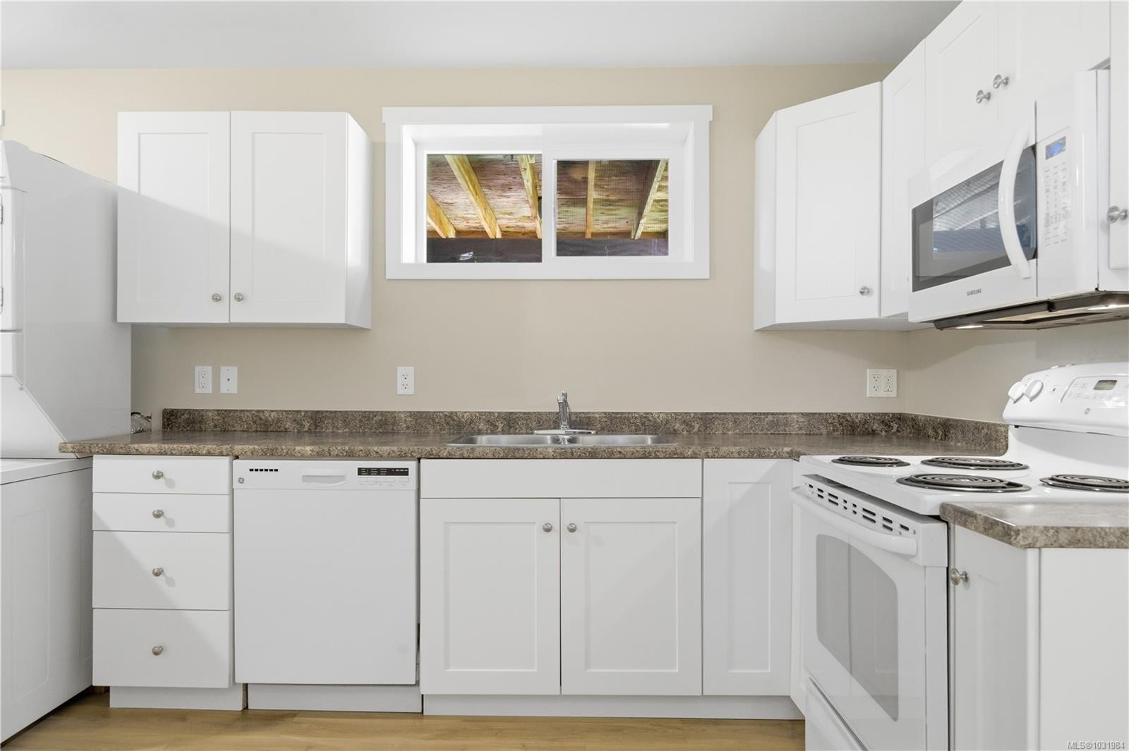 541 Warren Ave, Saanich, BC