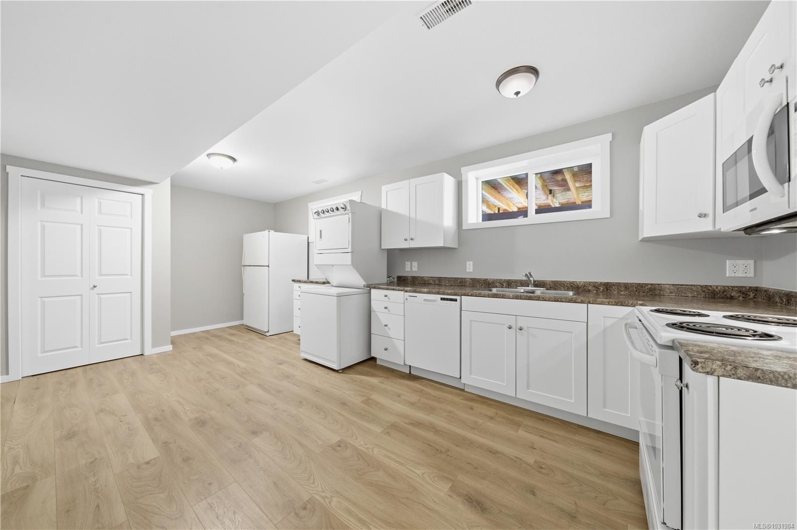 541 Warren Ave, Saanich, BC