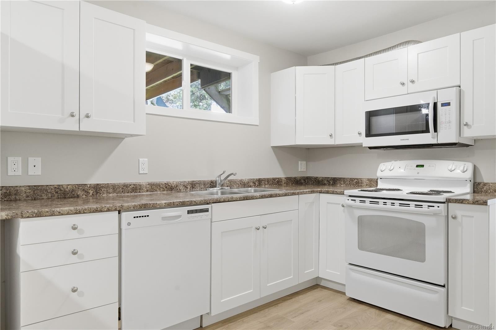 541 Warren Ave, Saanich, BC