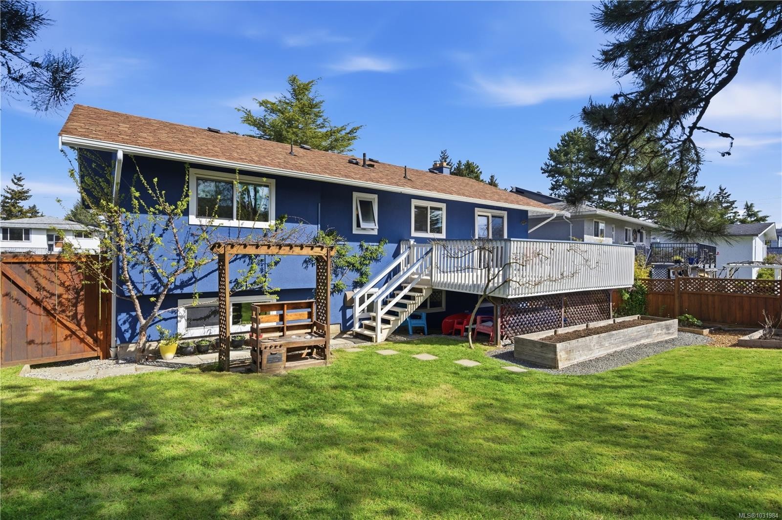 541 Warren Ave, Saanich, BC