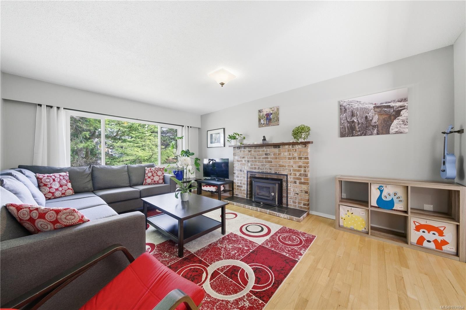 541 Warren Ave, Saanich, BC