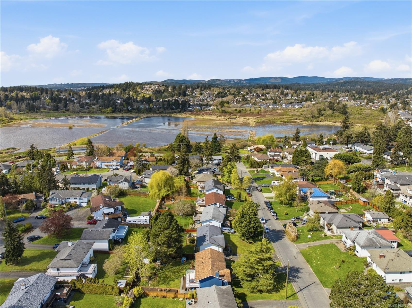 541 Warren Ave, Saanich, BC