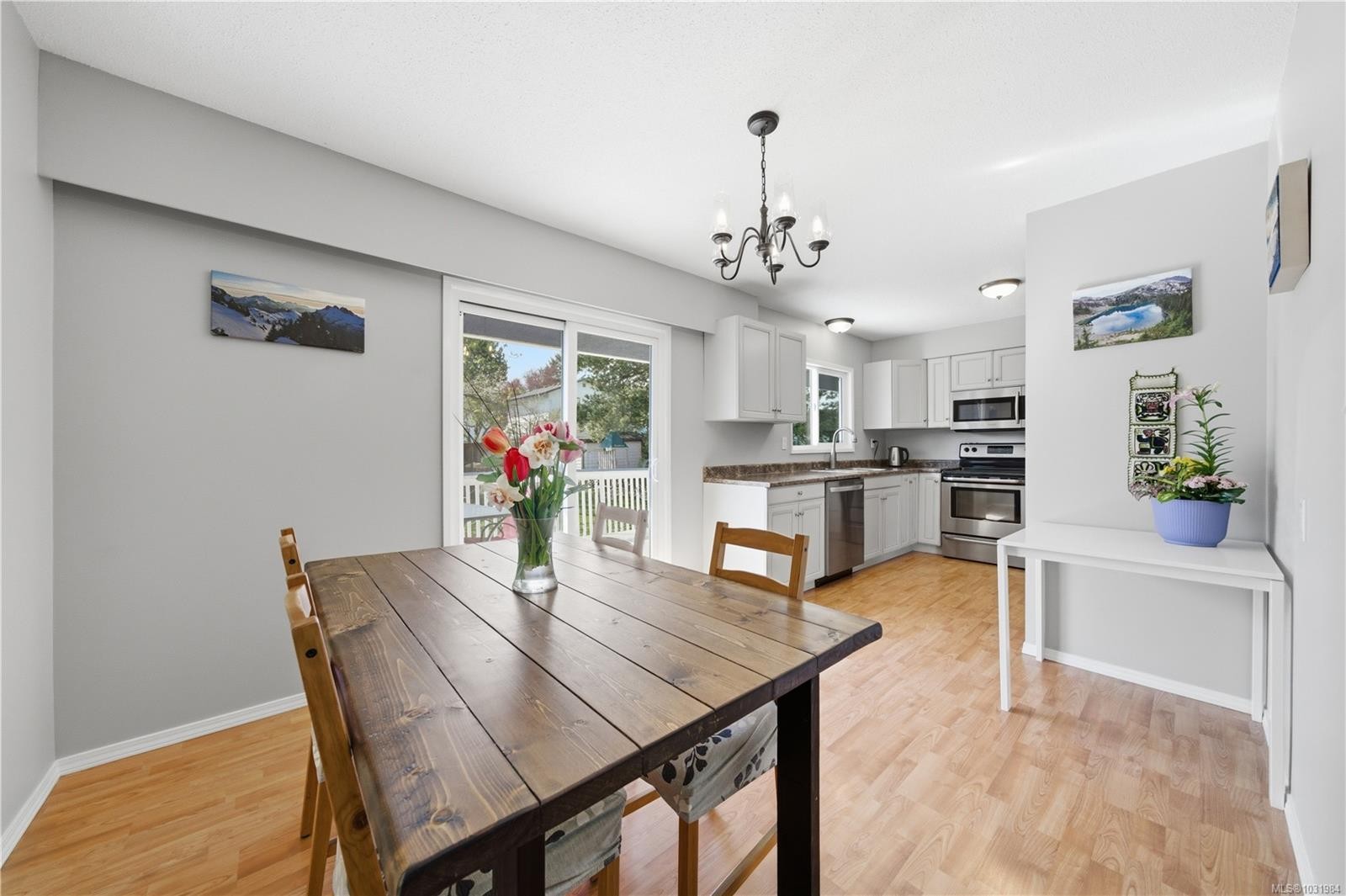 541 Warren Ave, Saanich, BC