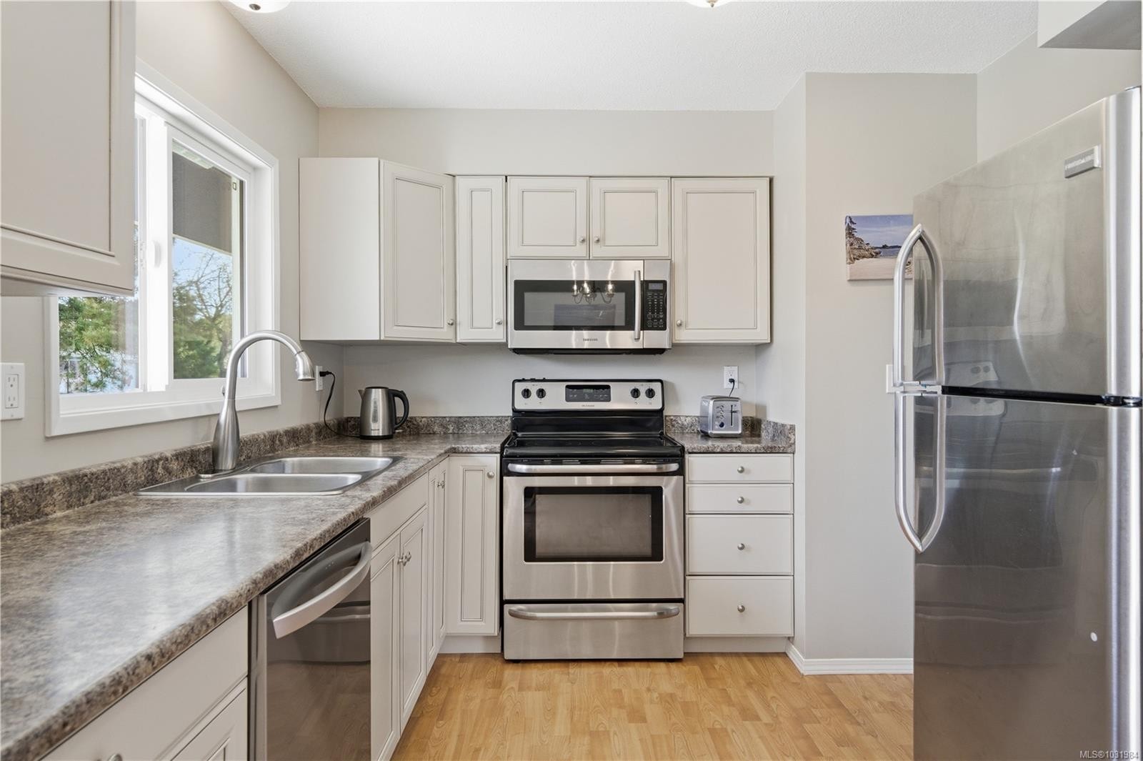 541 Warren Ave, Saanich, BC