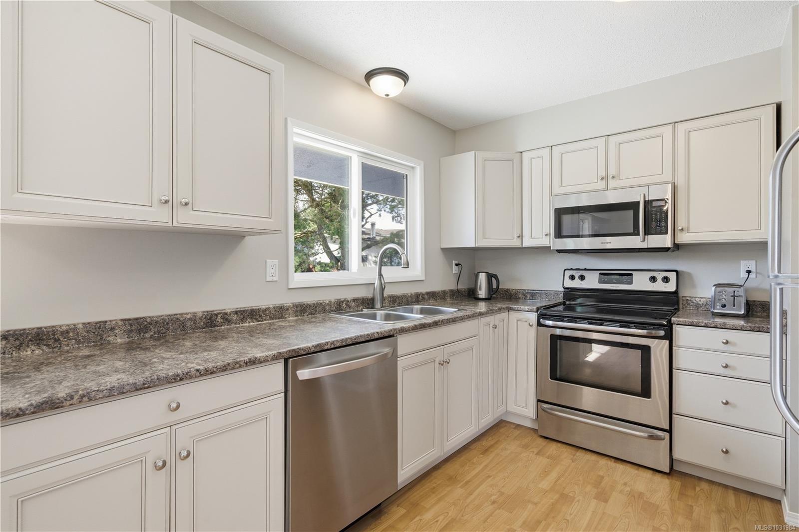 541 Warren Ave, Saanich, BC