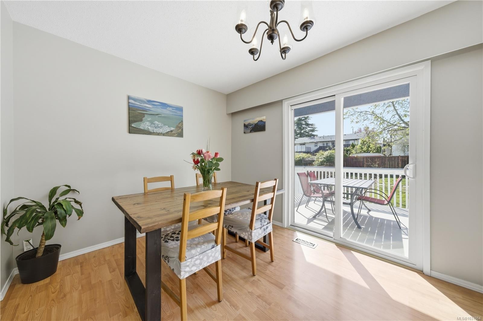 541 Warren Ave, Saanich, BC