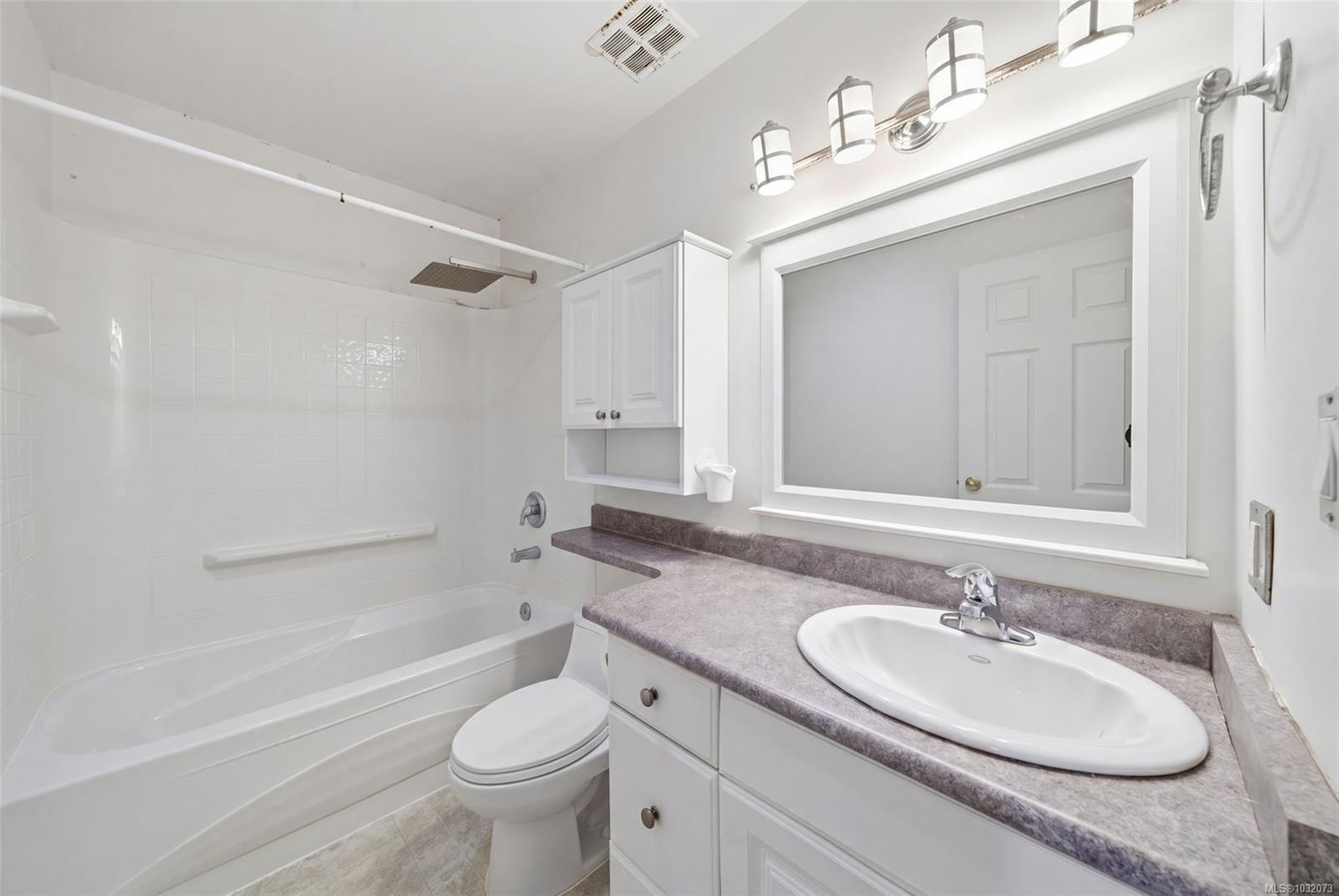 308-103 Gorge Rd East, Victoria, BC - Indoor Photo Showing Bathroom