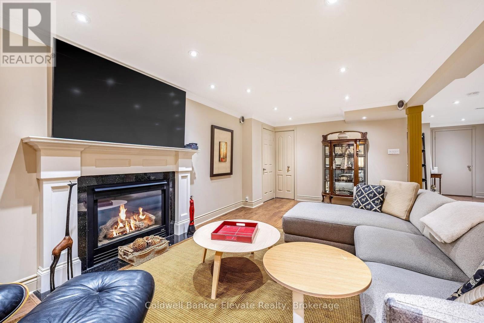 1531 Polesden Drive, Mississauga, ON - Indoor Photo Showing Living Room With Fireplace