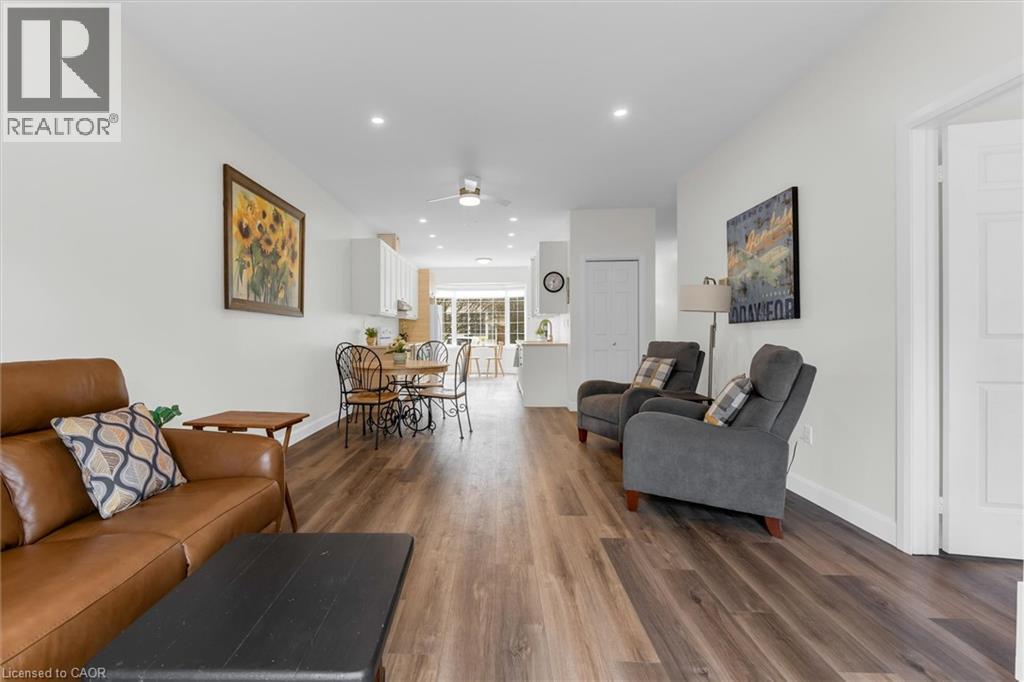145 Silverbirch Boulevard, Hamilton, ON - Indoor Photo Showing Living Room