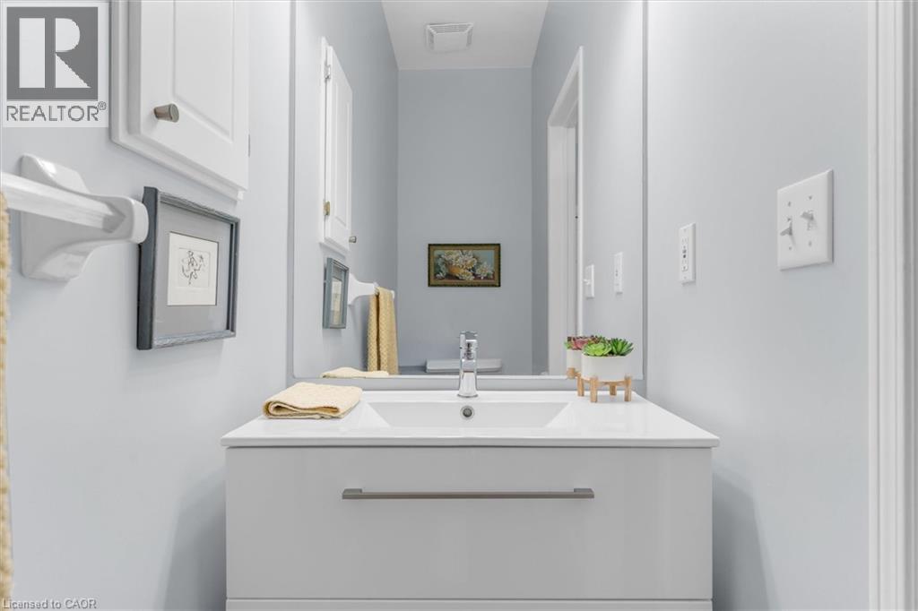 145 Silverbirch Boulevard, Hamilton, ON - Indoor Photo Showing Bathroom