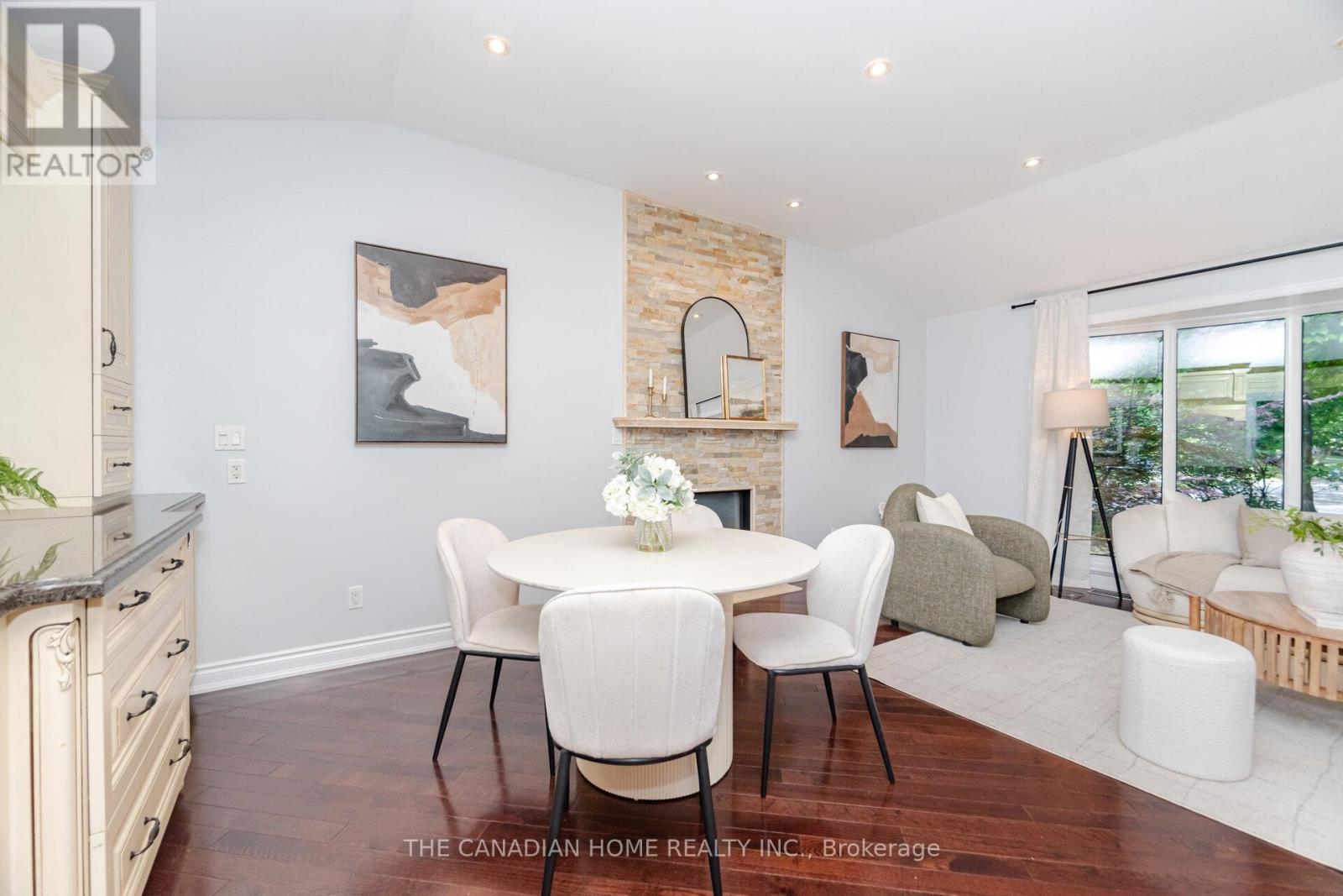 207 Penn Drive, Burlington, ON - Indoor Photo Showing Dining Room