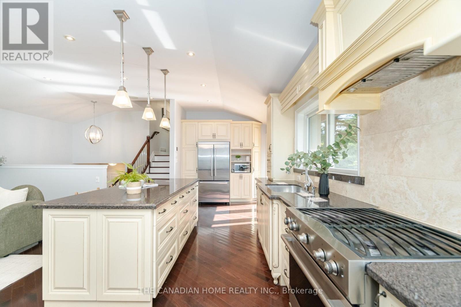 207 Penn Drive, Burlington, ON - Indoor Photo Showing Kitchen With Upgraded Kitchen