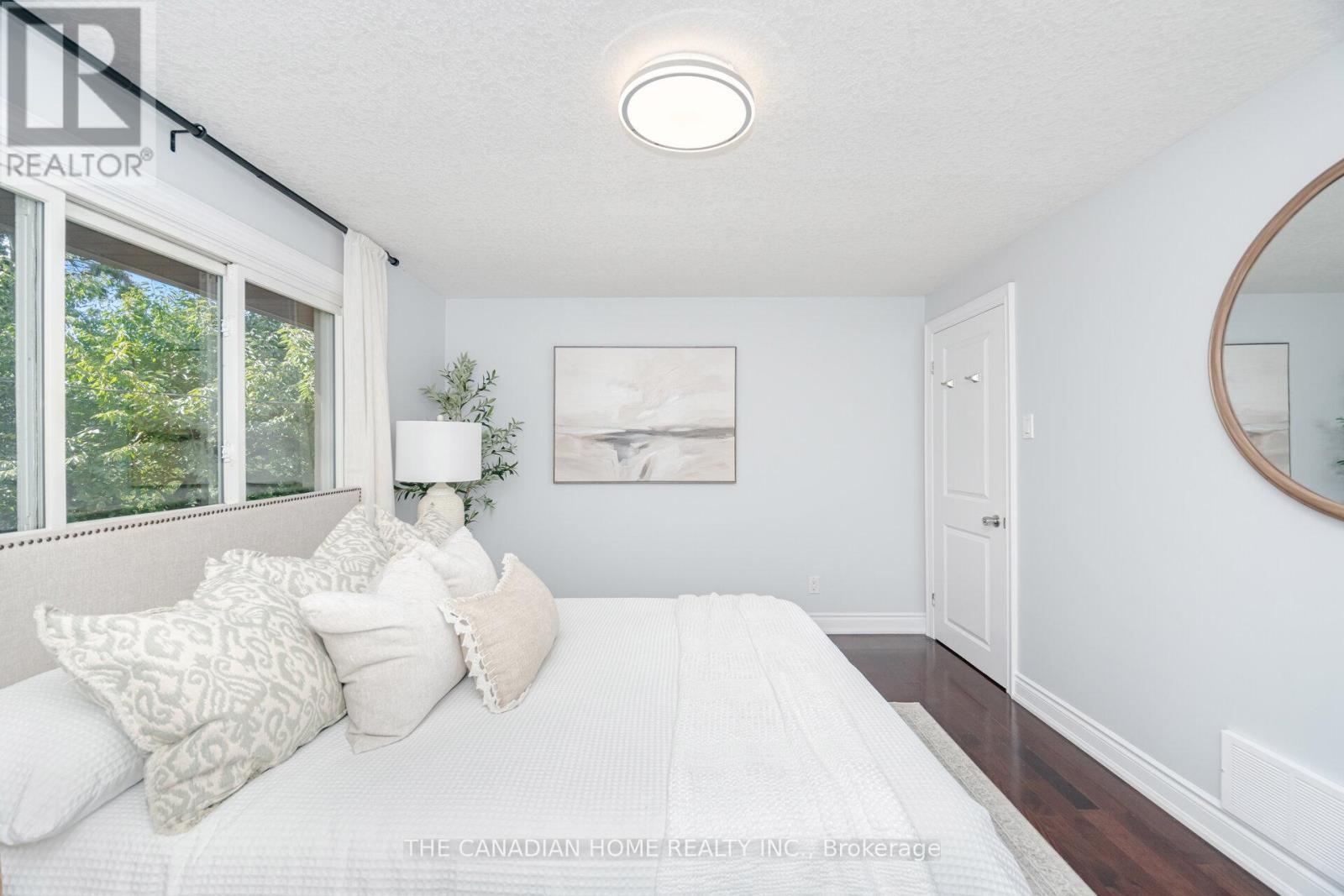 207 Penn Drive, Burlington, ON - Indoor Photo Showing Bedroom