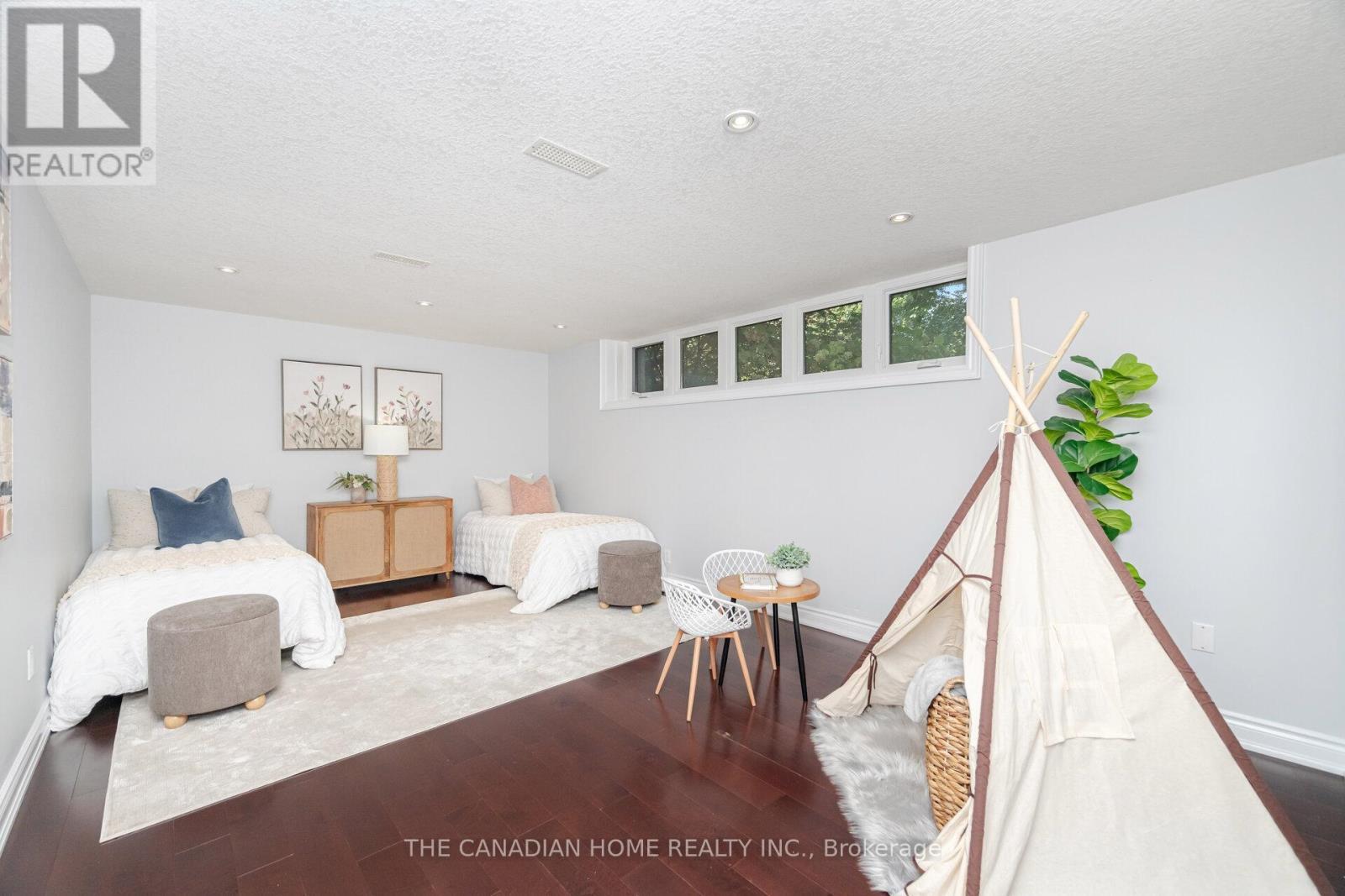 207 Penn Drive, Burlington, ON - Indoor