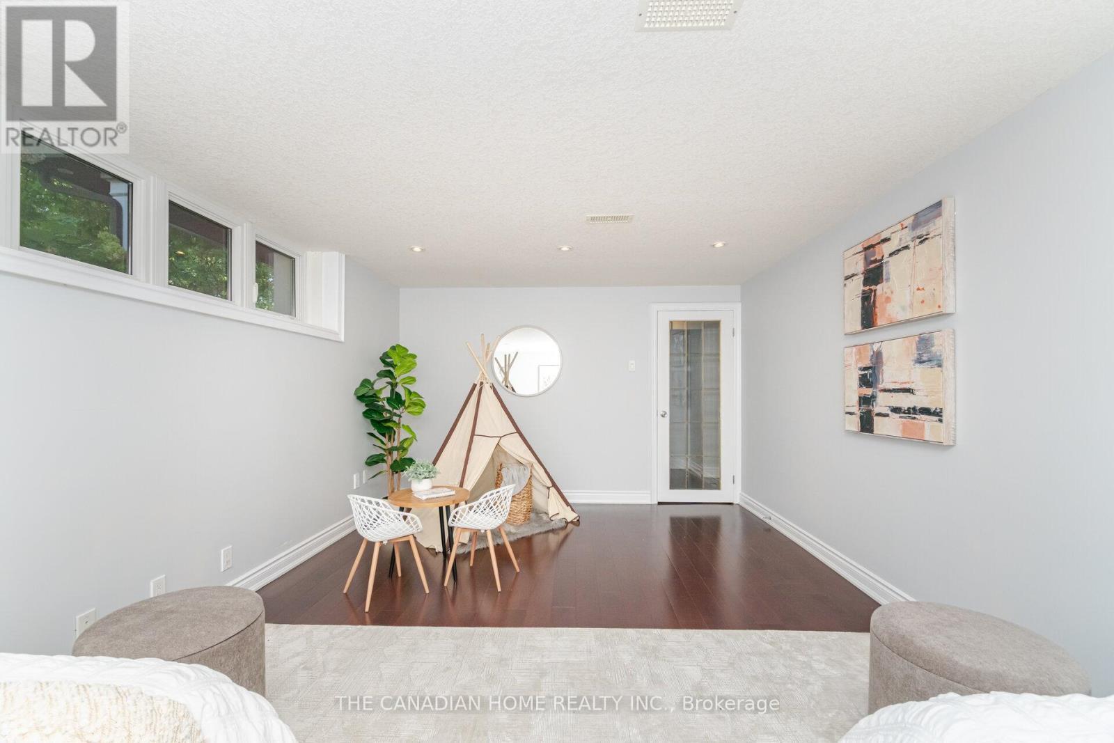 207 Penn Drive, Burlington, ON - Indoor