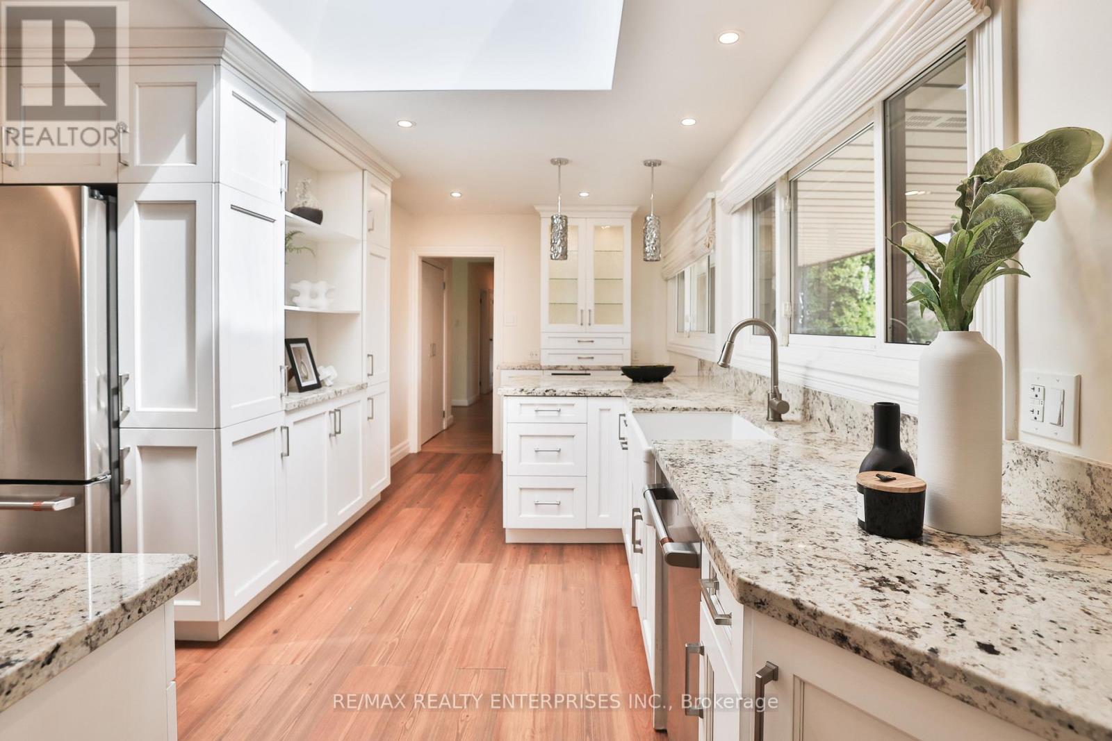35 Hollyrood Heights Drive, Mississauga, ON - Indoor Photo Showing Kitchen With Upgraded Kitchen
