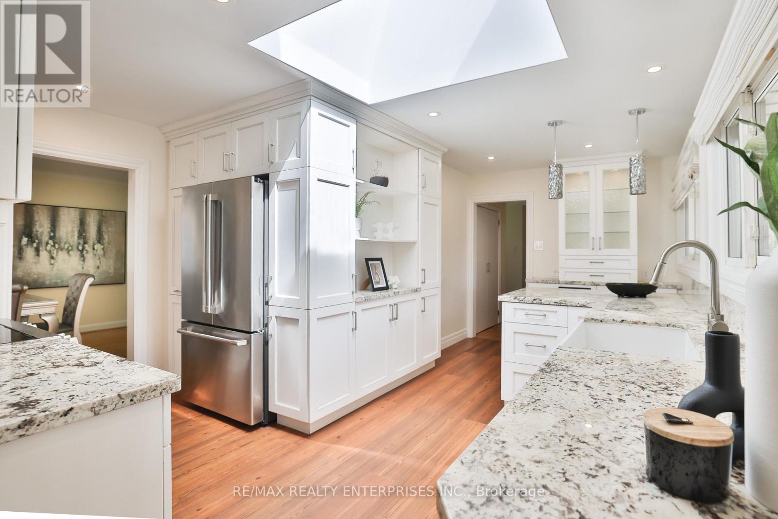 35 Hollyrood Heights Drive, Mississauga, ON - Indoor Photo Showing Kitchen With Upgraded Kitchen
