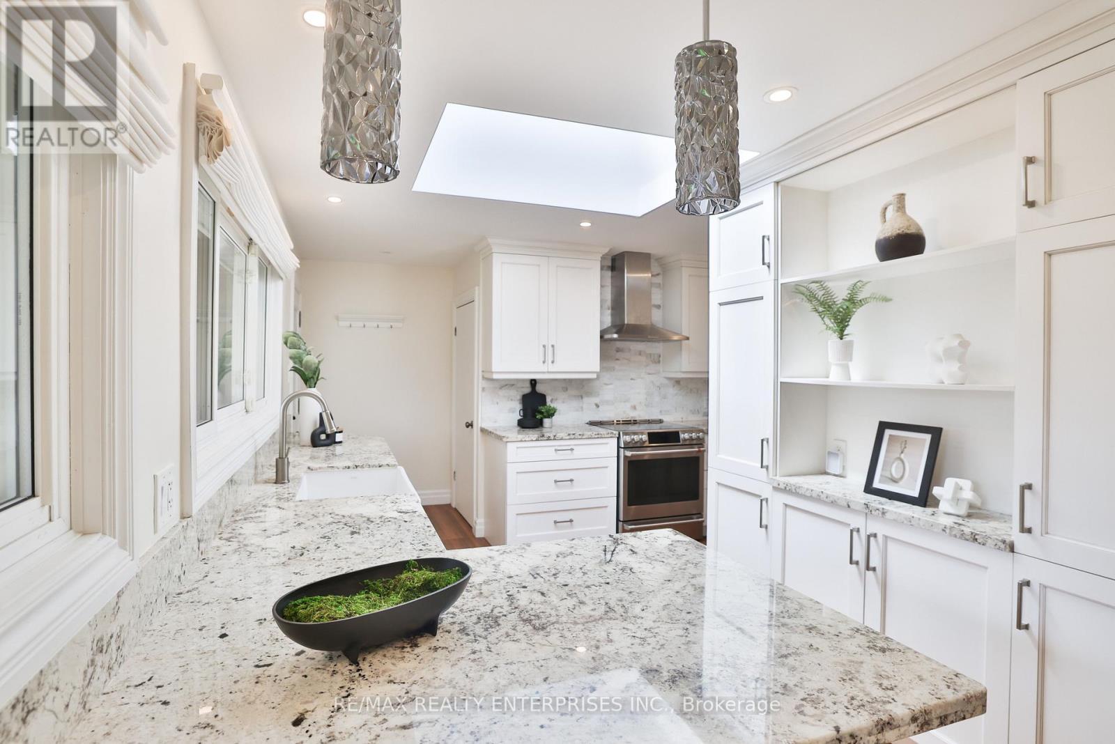 35 Hollyrood Heights Drive, Mississauga, ON - Indoor Photo Showing Kitchen With Upgraded Kitchen