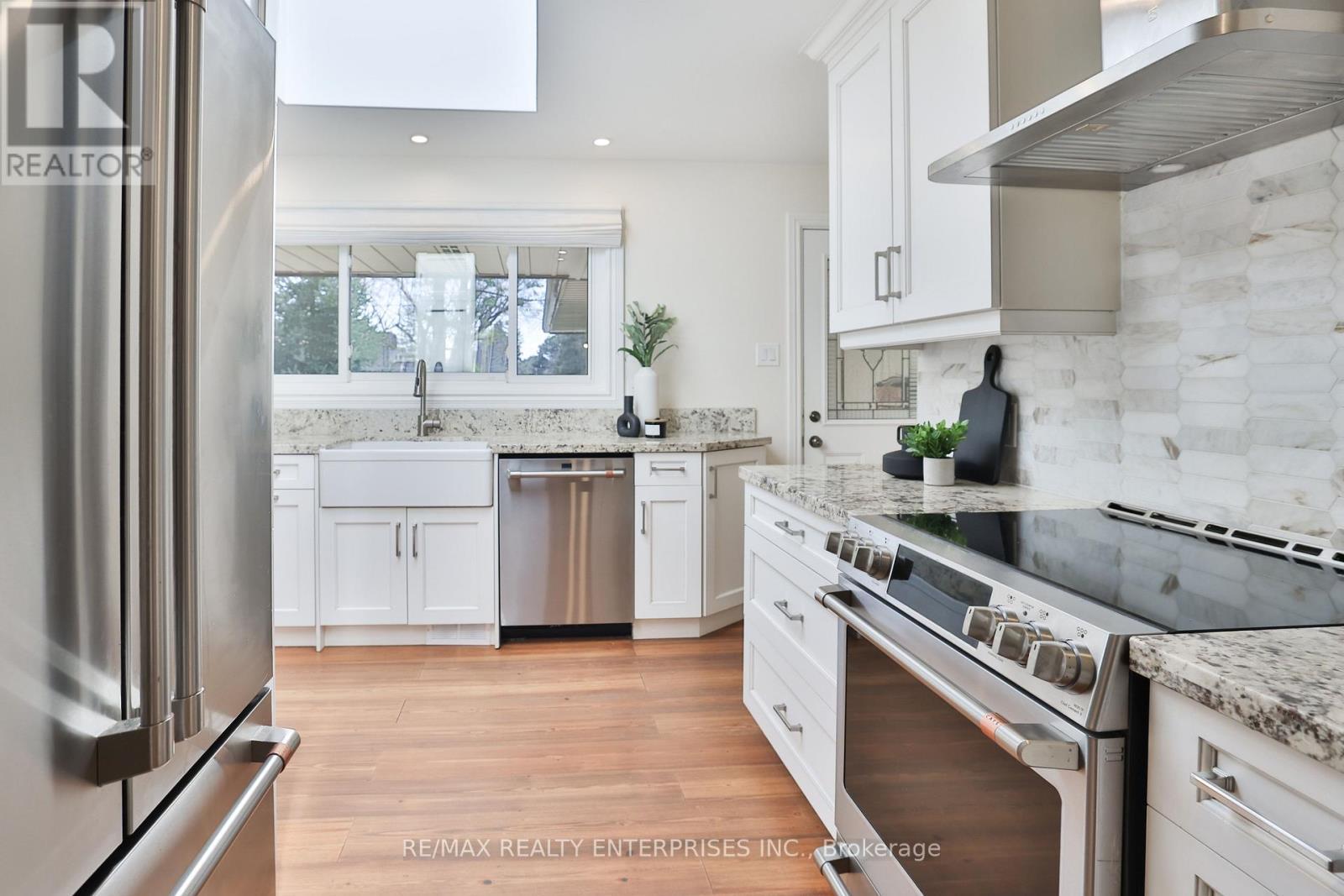 35 Hollyrood Heights Drive, Mississauga, ON - Indoor Photo Showing Kitchen With Stainless Steel Kitchen With Upgraded Kitchen