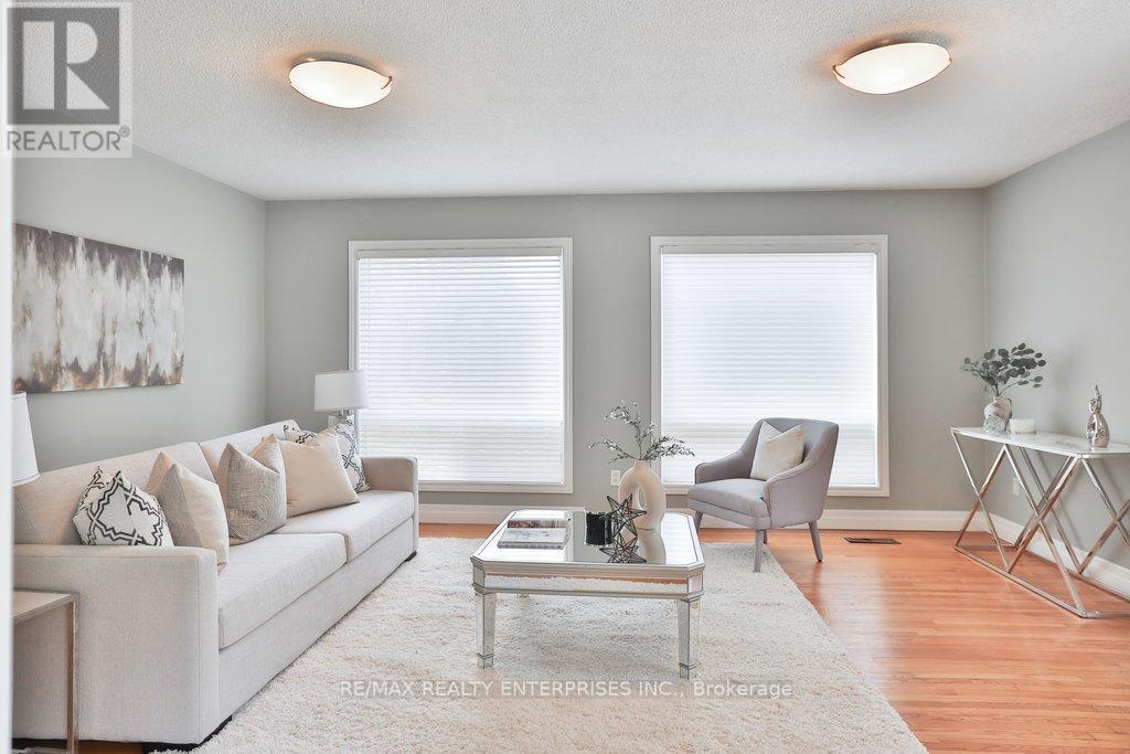 35 Hollyrood Heights Drive, Mississauga, ON - Indoor Photo Showing Living Room