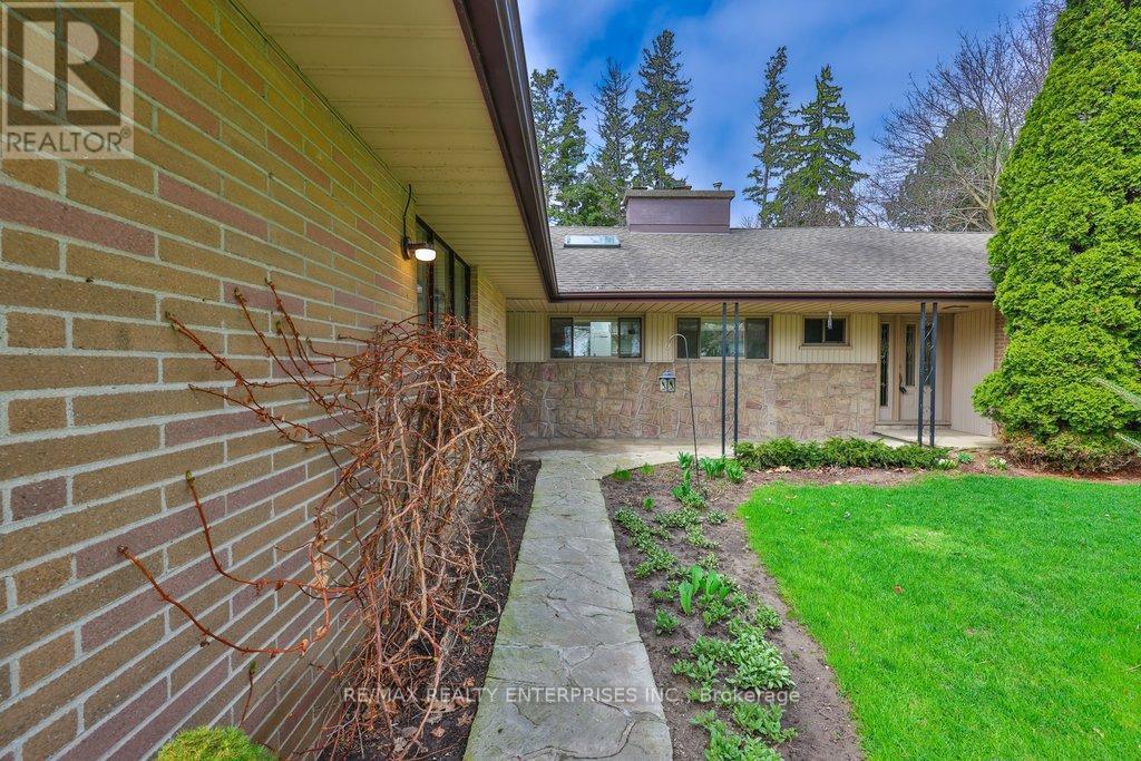 35 Hollyrood Heights Drive, Mississauga, ON - Outdoor