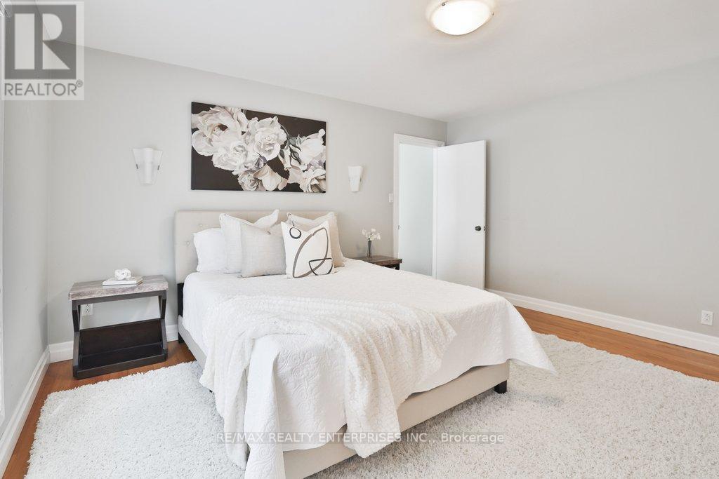 35 Hollyrood Heights Drive, Mississauga, ON - Indoor Photo Showing Bedroom