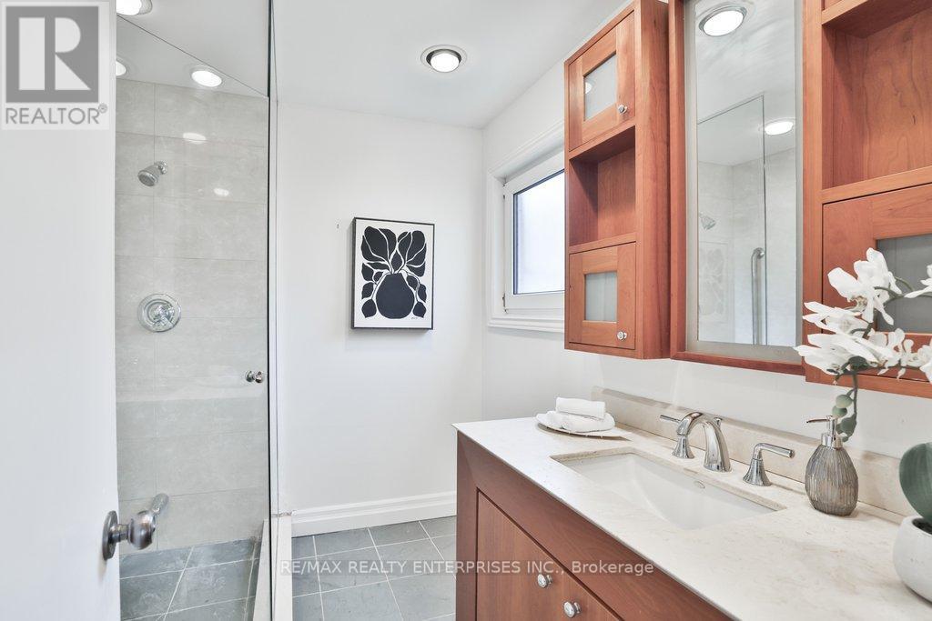 35 Hollyrood Heights Drive, Mississauga, ON - Indoor Photo Showing Bathroom