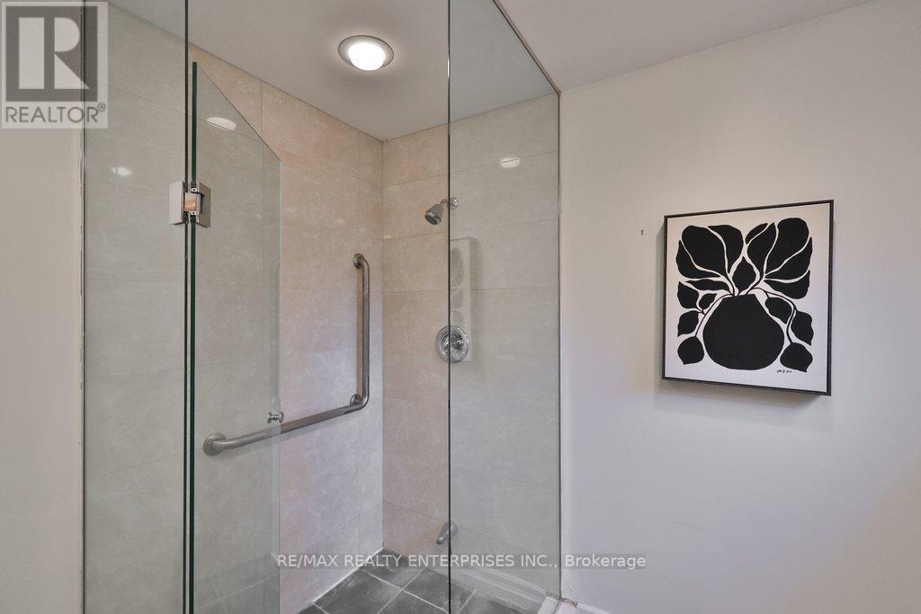 35 Hollyrood Heights Drive, Mississauga, ON - Indoor Photo Showing Bathroom