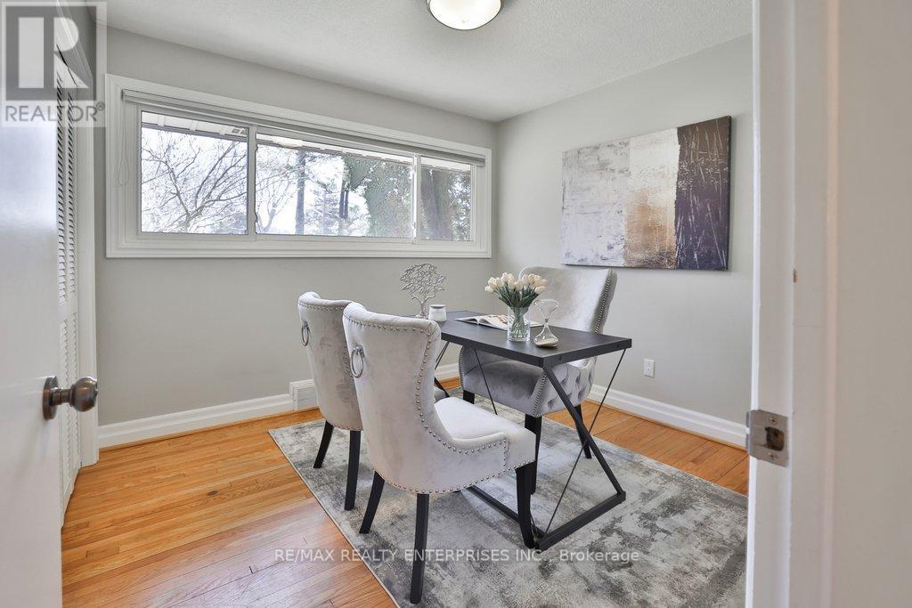 35 Hollyrood Heights Drive, Mississauga, ON - Indoor Photo Showing Dining Room