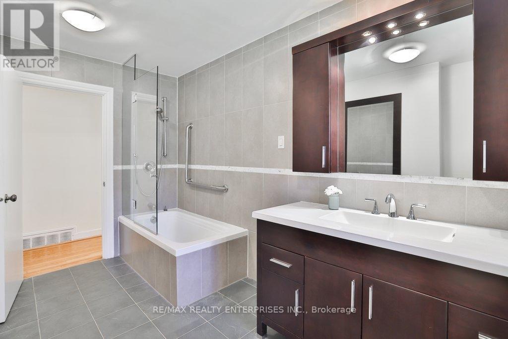35 Hollyrood Heights Drive, Mississauga, ON - Indoor Photo Showing Bathroom