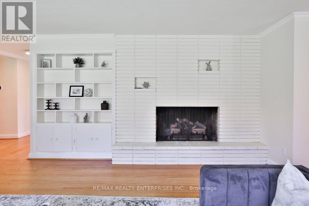 35 Hollyrood Heights Drive, Mississauga, ON - Indoor Photo Showing Living Room
