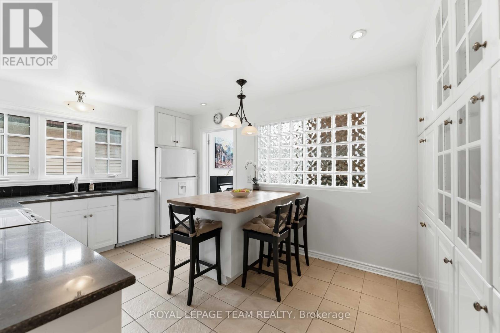 19 Hackett Street, Ottawa, ON - Indoor