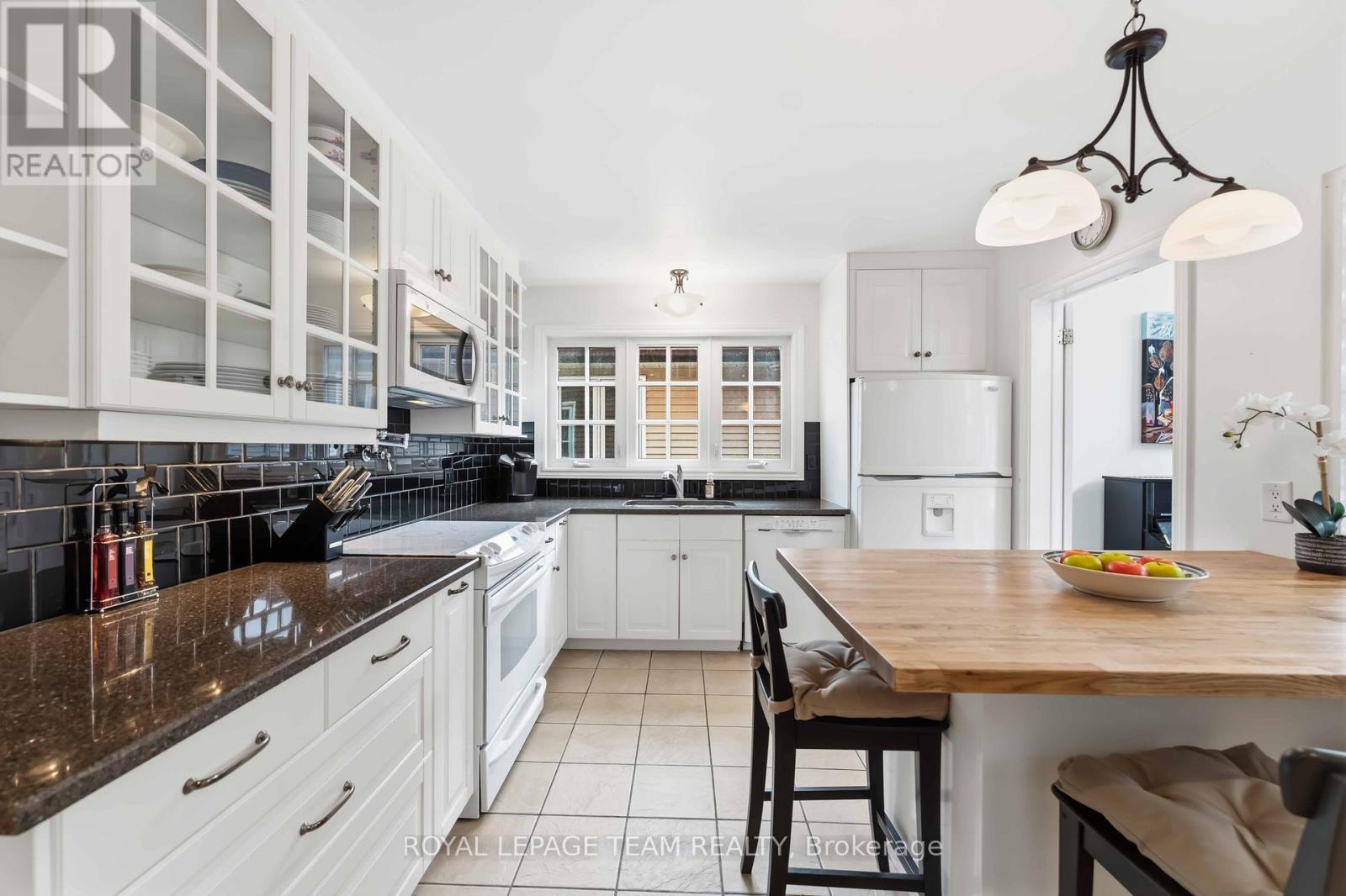 19 Hackett Street, Ottawa, ON - Indoor Photo Showing Kitchen