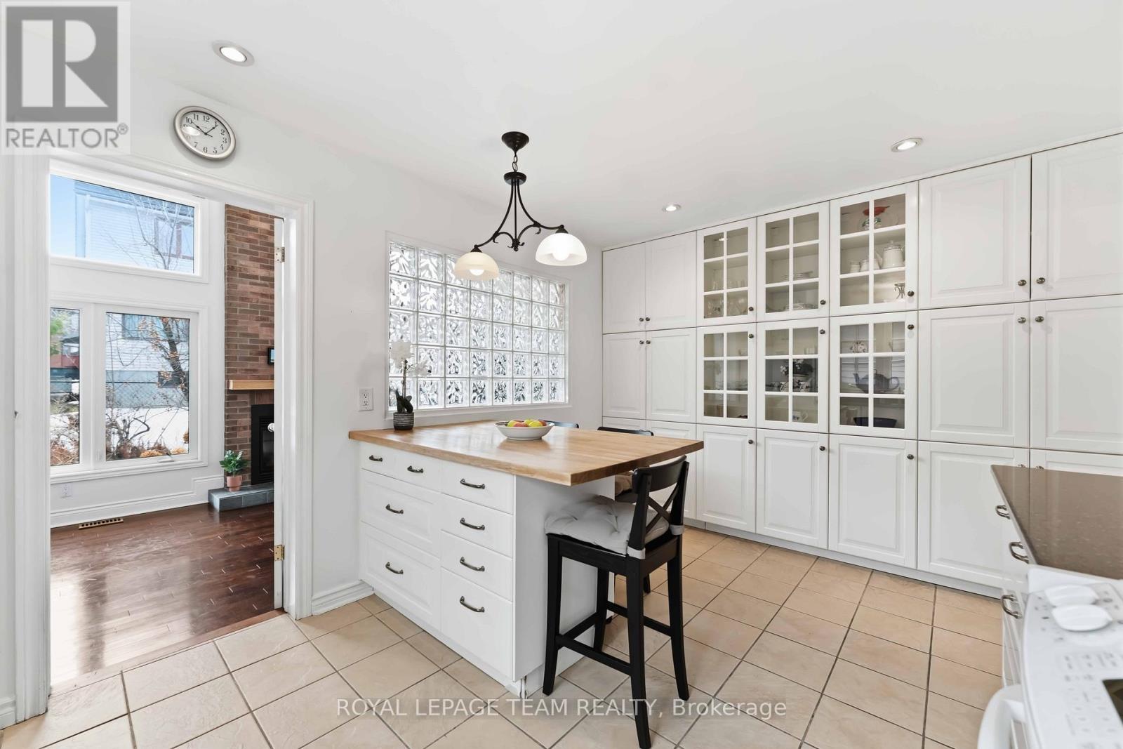 19 Hackett Street, Ottawa, ON - Indoor