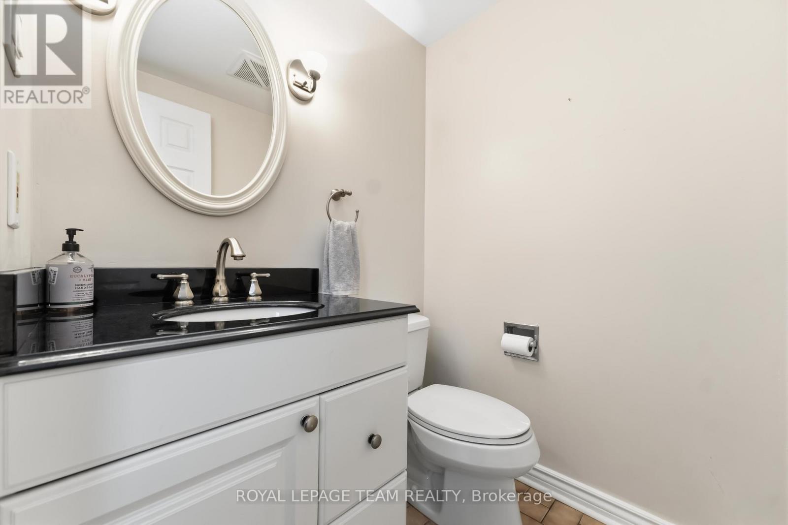 19 Hackett Street, Ottawa, ON - Indoor Photo Showing Bathroom
