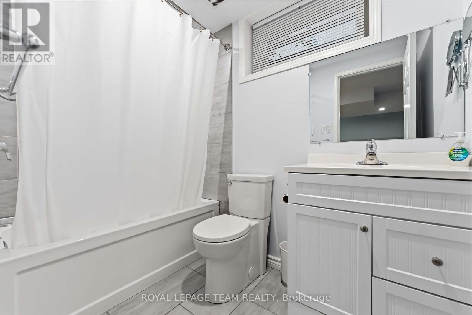 19 Hackett Street, Ottawa, ON - Indoor Photo Showing Bathroom
