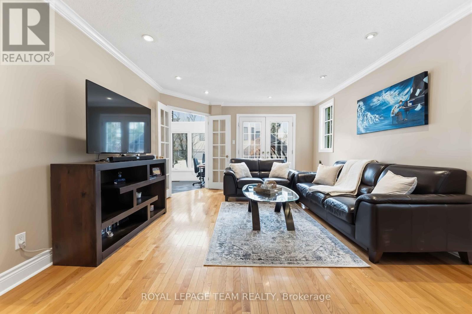 19 Hackett Street, Ottawa, ON - Indoor Photo Showing Living Room