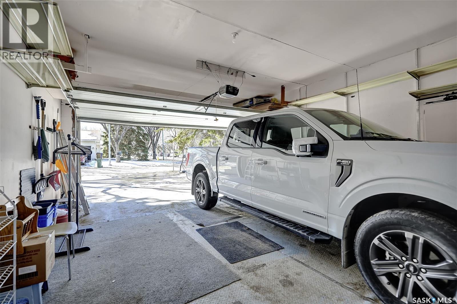 1 Culliton Crescent, Regina, SK - Indoor Photo Showing Garage