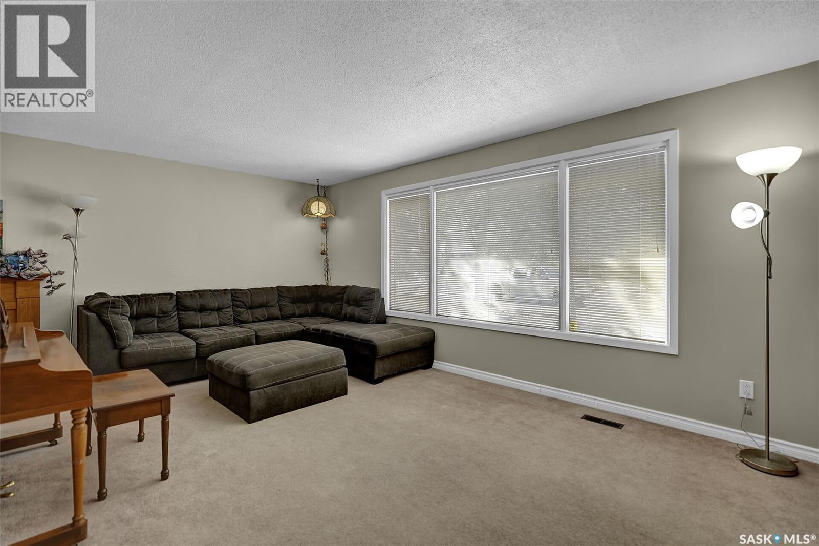 1 Culliton Crescent, Regina, SK - Indoor Photo Showing Living Room