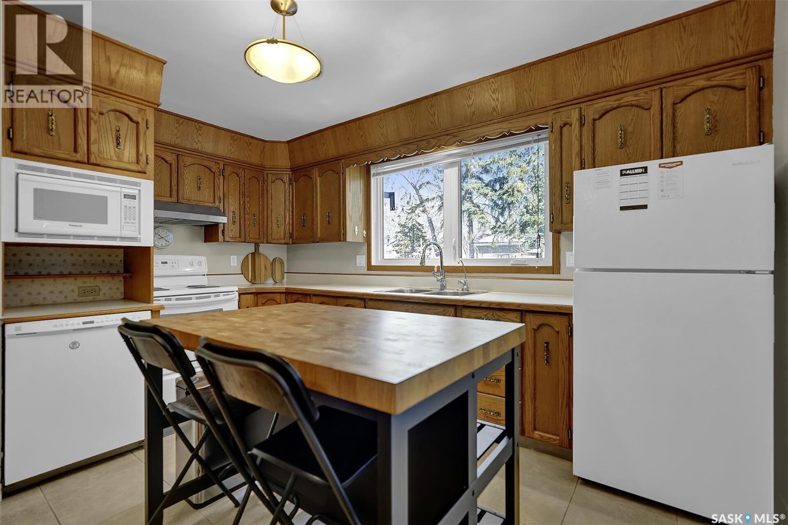 1 Culliton Crescent, Regina, SK - Indoor Photo Showing Kitchen