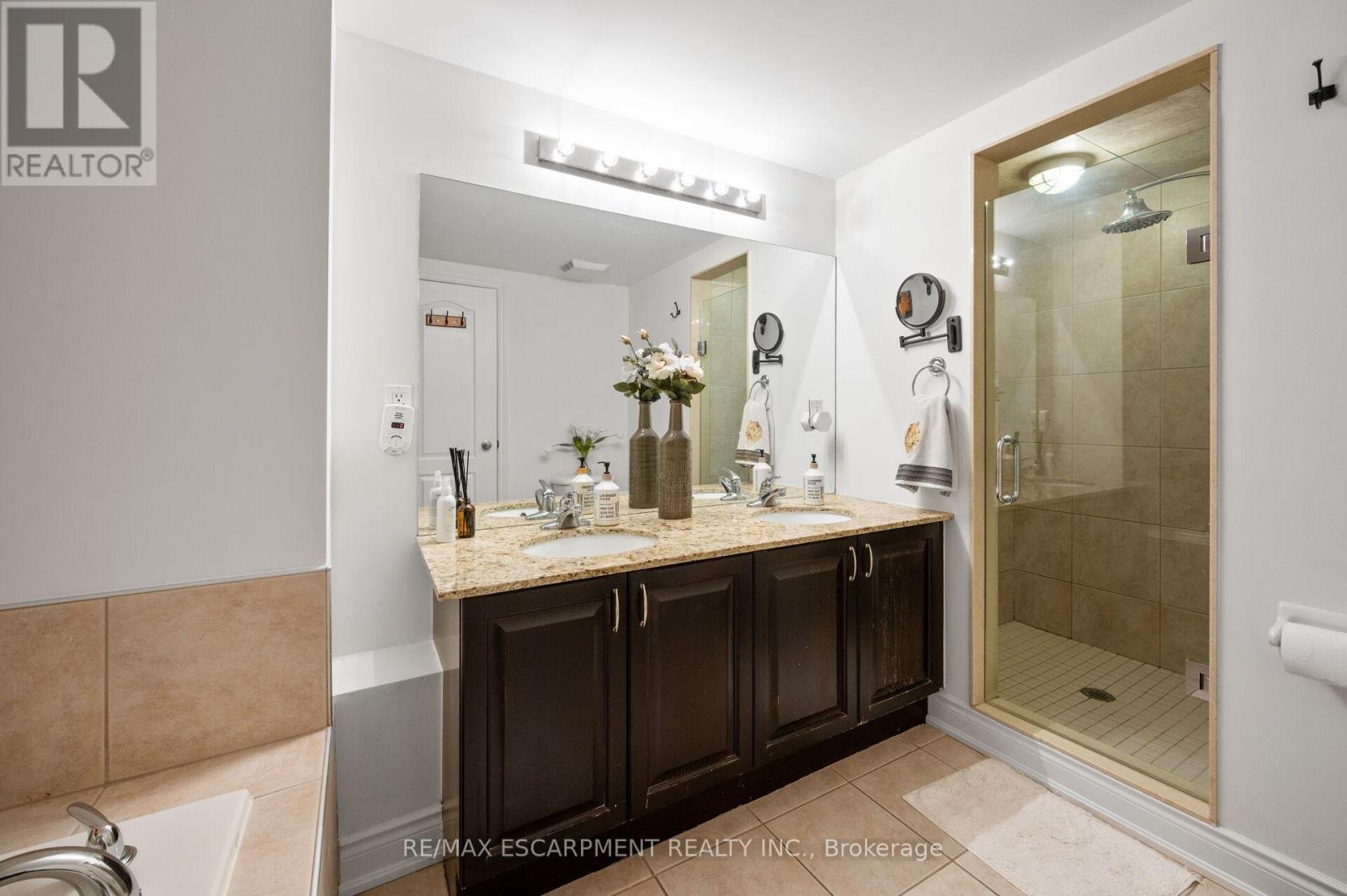 2458 Scholars Common, Burlington, ON - Indoor Photo Showing Bathroom