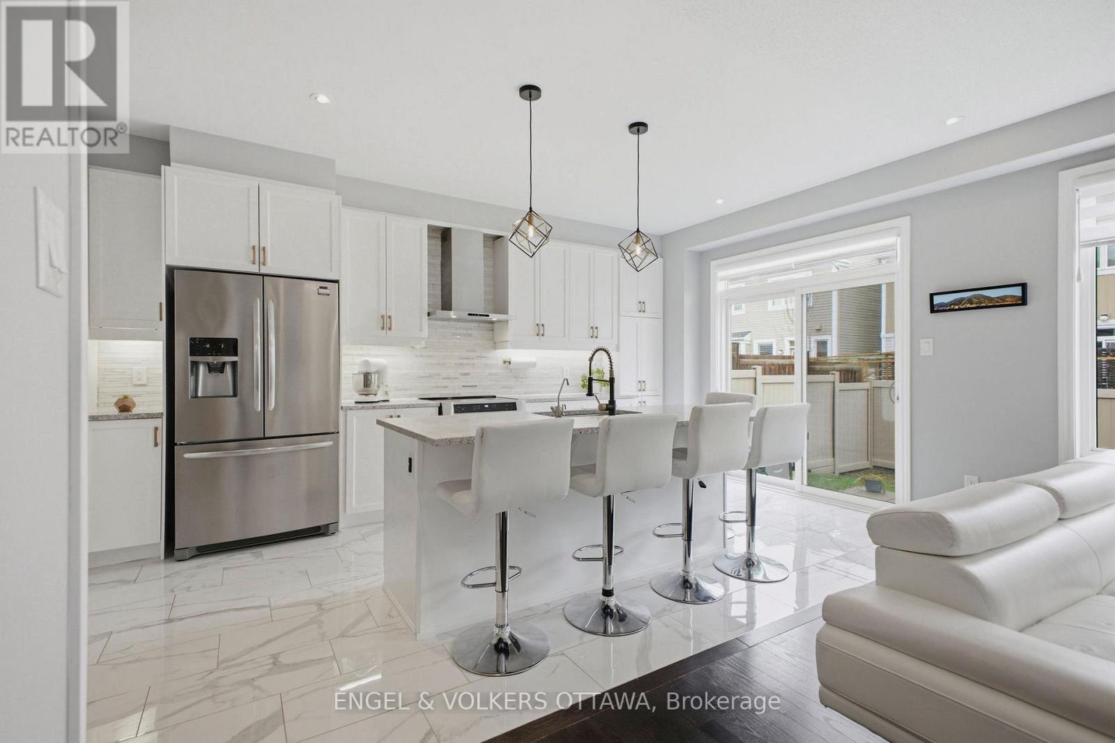 139 Switch Grass Crescent, Ottawa, ON - Indoor Photo Showing Kitchen With Stainless Steel Kitchen With Upgraded Kitchen