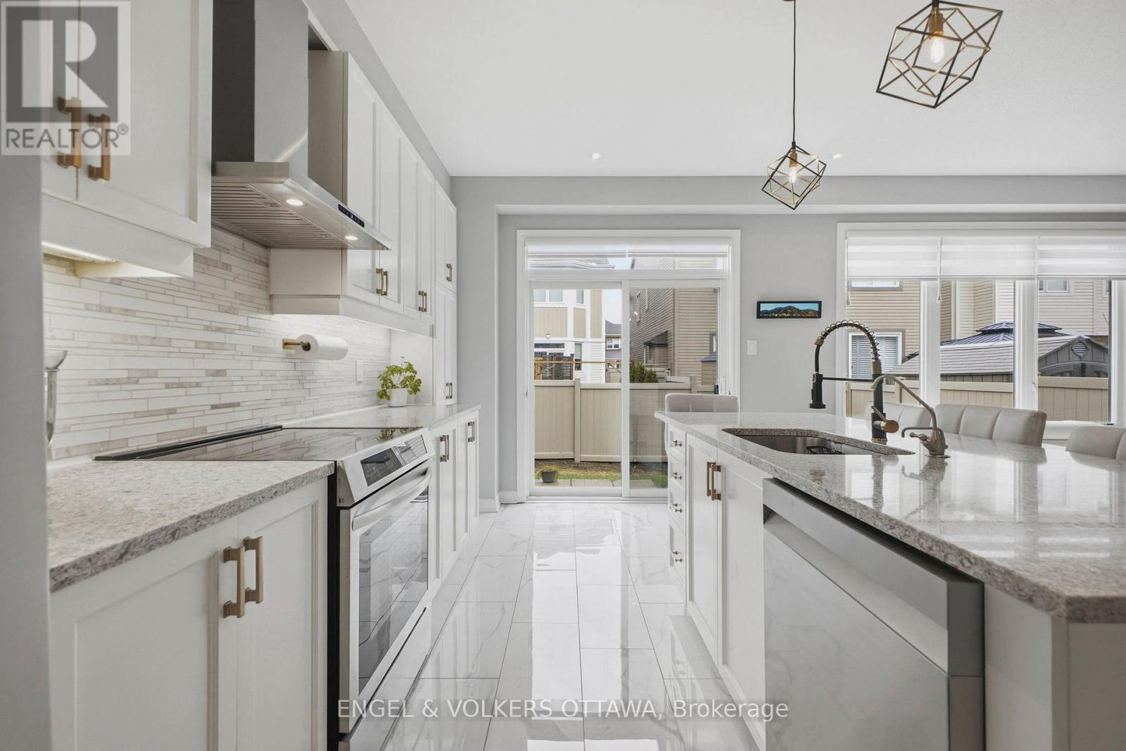 139 Switch Grass Crescent, Ottawa, ON - Indoor Photo Showing Kitchen With Upgraded Kitchen