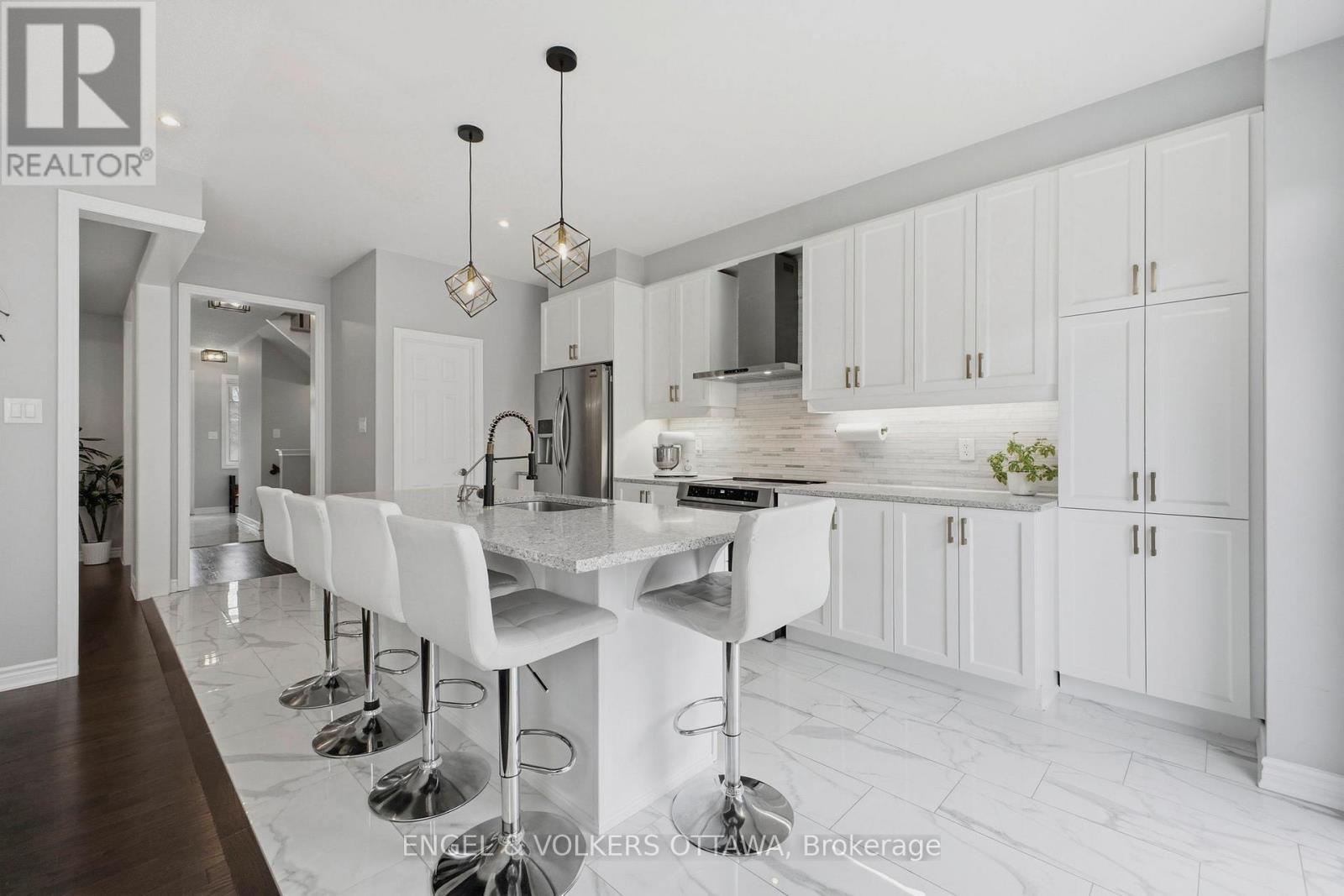 139 Switch Grass Crescent, Ottawa, ON - Indoor Photo Showing Kitchen With Upgraded Kitchen