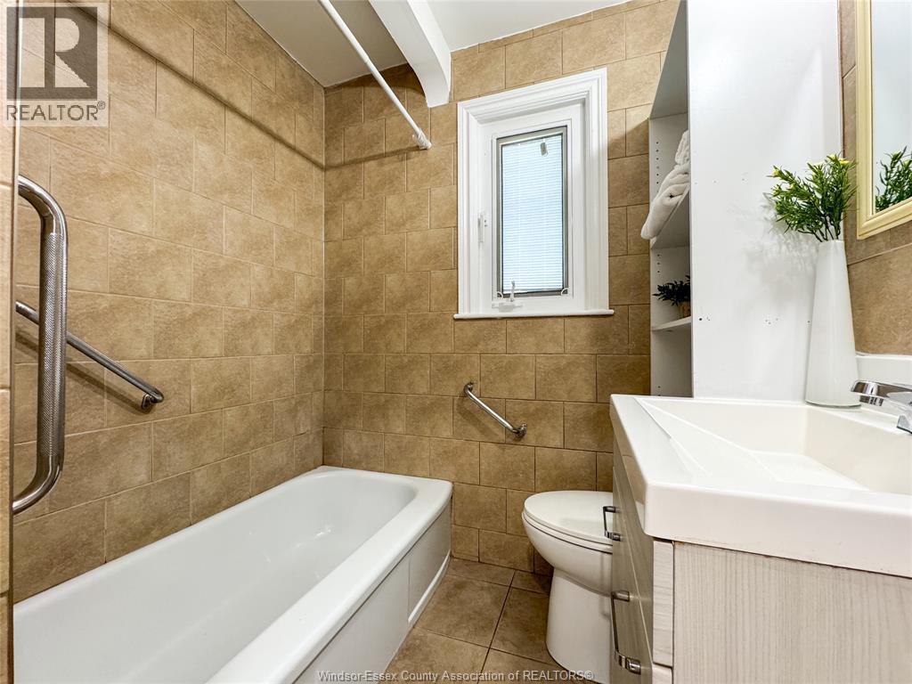 2628 Randolph, Windsor, ON - Indoor Photo Showing Bathroom